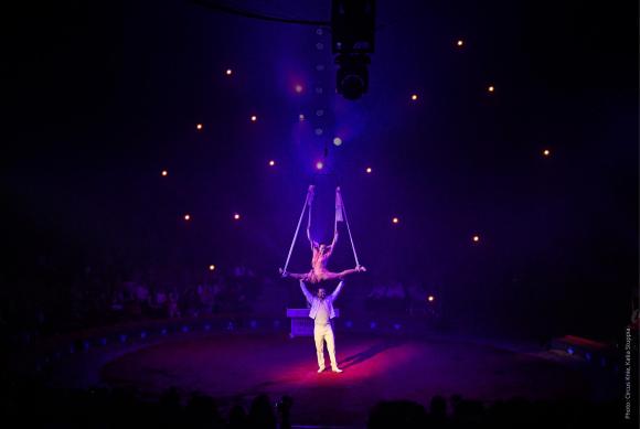 due artisti mentre si esibiscono in un arena di un circo