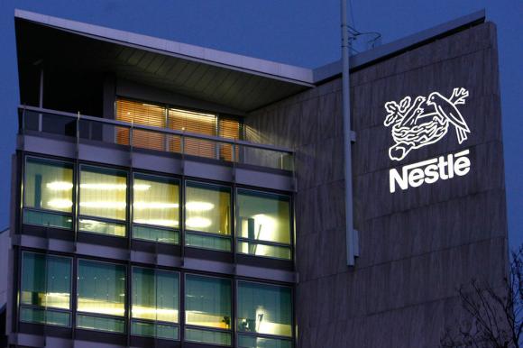 Uno sguardo notturno sulla sede centrale di Nestlé a Vevey con in primo piano il logo della multinazionale