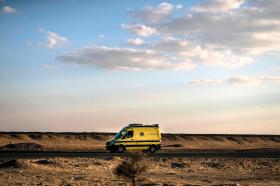 Ambulanza gialla in un paesaggio desertivo