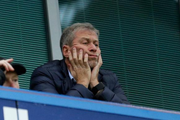 Roman Abramovich mentre guarda un po annoiato una partita del suo Chelsea