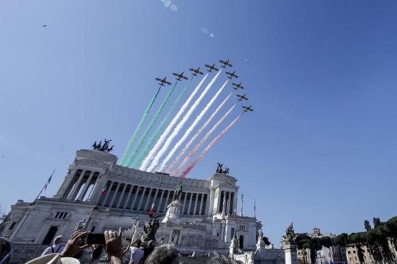 L Altare della Patria (Roma) visto dal basso, sorvolato da 9 jet militari che lasciano una scia tricolore verde/bianco/rosso