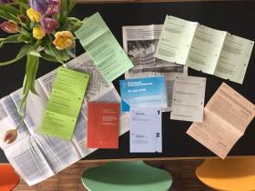 Schede di voto e opuscoli delle spiegazioni dei 14 quesiti in votazione il 10 giugno a Zurigo, sparsi su un tavolo.