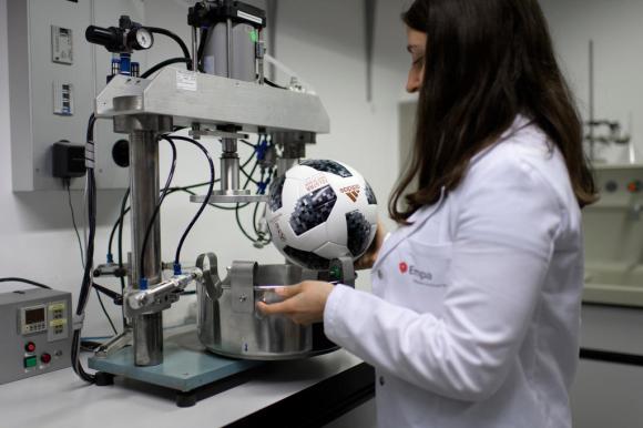 ingegnere testa un pallone in un laboratorio