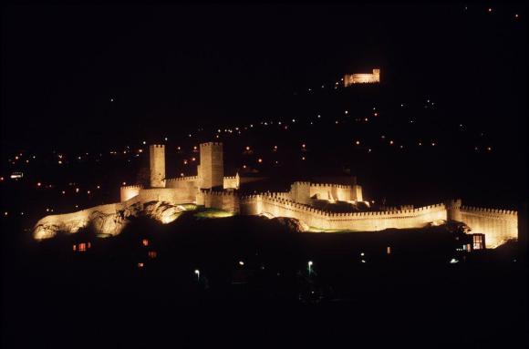 Una suggestiva immagine di Castelgrande a Bellinzona ripresa di notte con le mura illuminate