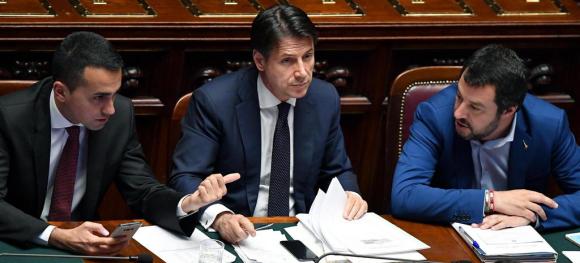 Giuseppe Conte alla Camera tra Salvini e Di Maio
