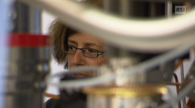 Ursula Keller intravista nel suo laboratorio, circondata da diversi dispositivi, sfocati