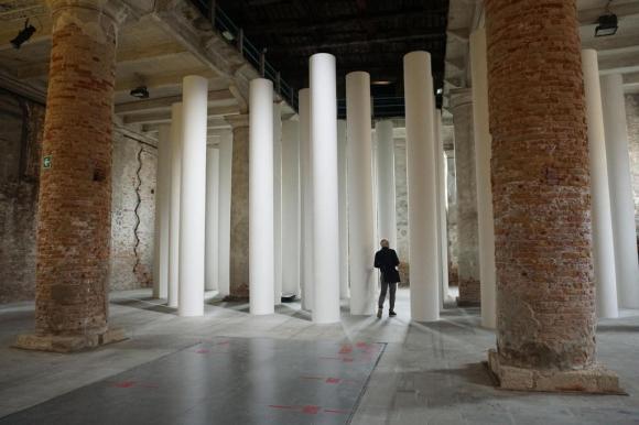 colonne all interno di un edificio