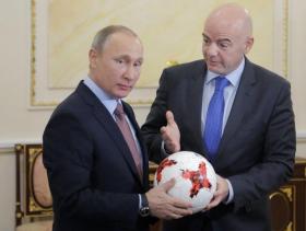 Due uomini reggono insieme un pallone da calcio