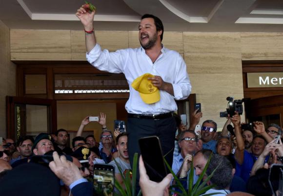 Salvini in mezzo alla folla a Catania mentre tiene un discorso a favore del candidato Pogliesi, oggi eletto sindaco