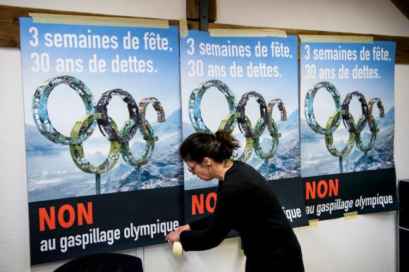 I manifesti contro le Olimpiadi con la scritta in francese: 3 settimane di festa, 30 anni di debiti.