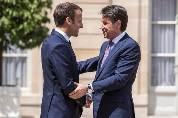 Primo piano di Emmanuel Macron e Giuseppe Conte che si stringono la mano nel cortile dell Eliseo