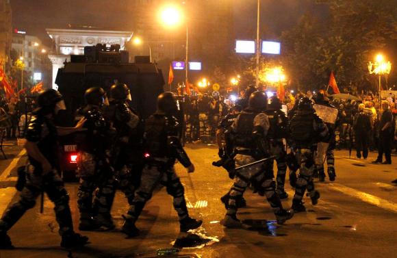 Scontri tra polizia e manifestanti ieri notte a Skopje davanti al parlamento macedone