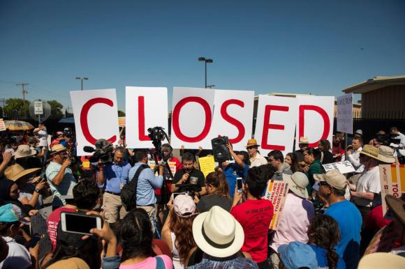 Nell immagine d archivio, una manifestazione a El Paso nel Texas con la scritta Closed, chiuso.