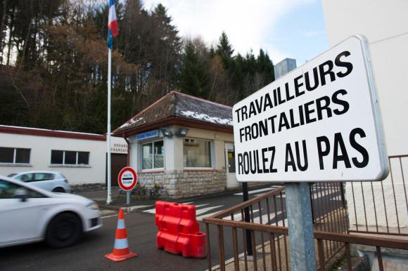 Cartello sui frontalieri alla frontiera franco svizzera