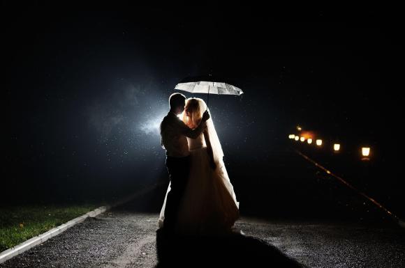 Hochzeit mit Brautpaar bei Gegenlicht in der Nacht