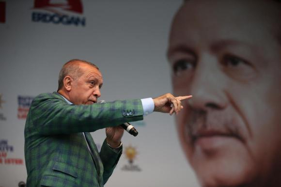 Erdogan durante il comizio, sullo sfondo una sua gigantografia