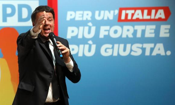 Nella foto Matteo Renzi durante la campagna elettorale che ha visto il PD perdere consensi