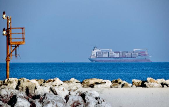 Il mercantile danese della Alexander Maersk al largo della costa siciliana con un a bordo un centinaio di migranti