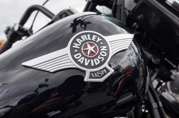 Una moto Harley-Davidson con in primo piano il logo della società basata a Milwaukee nel Wisconsin.