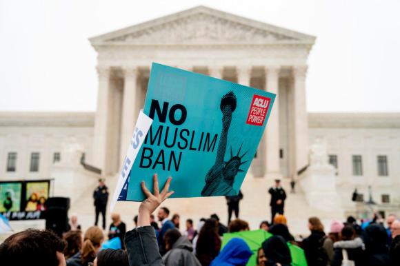 Cartello no muslim ban in una manifestazione davanti alla Corte suprema