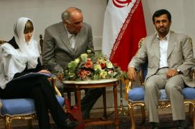 Micheline Calmy-Rey col velo sul capo è seduta a un tavolo con Mahmud Ahmadinejad