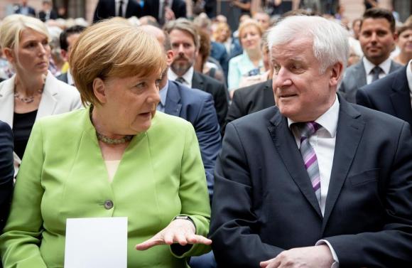 Angela Merkel seduta accanto a Horst Seehofer: sulla politica dei migranti non c è assolutamente intesa tra i due