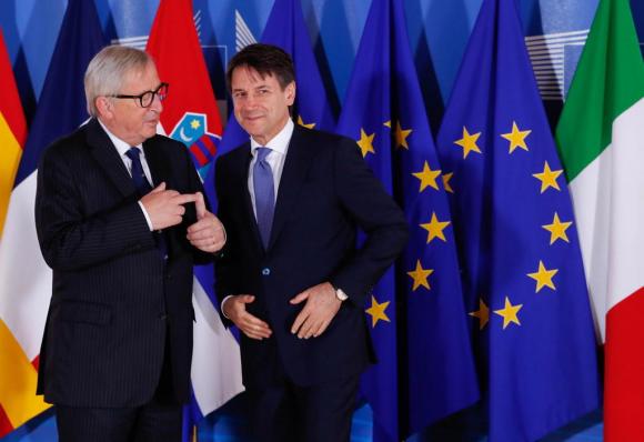 Giuseppe Conte con Jean-Claude Juncker davanti alle bandiere euroepee