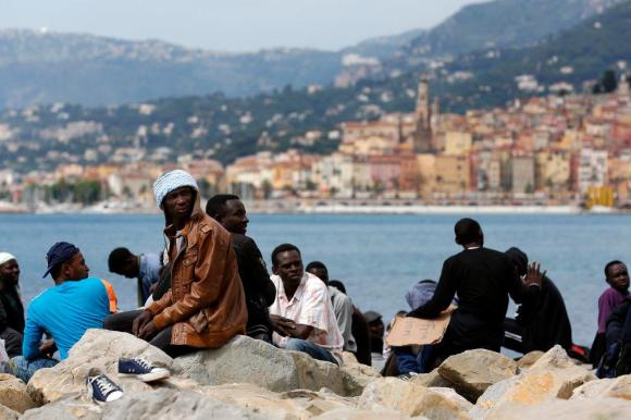 Nella foto d archivio migranti bloccati sugli scogli di Ventimiglia