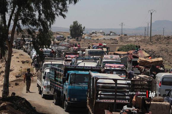 Una lunga fila di camion con i civili in fuga dalle zone di combattimento