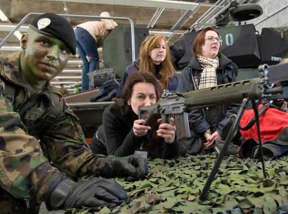 Donne in visita all esercito