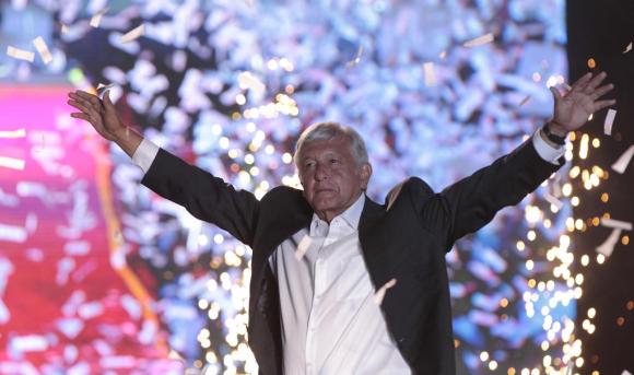 Il candidato alle presidenziali Andres Manuel Lopez Obrador, il favorito alla vigilia, durante la sua campagna