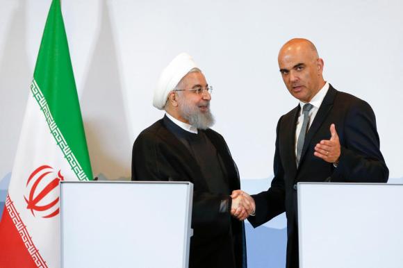 Rouhani e Berset si stringono la mano