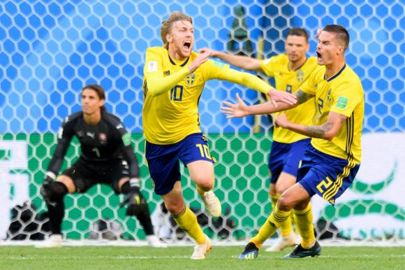 Giocatori svedesi festeggiano il gol