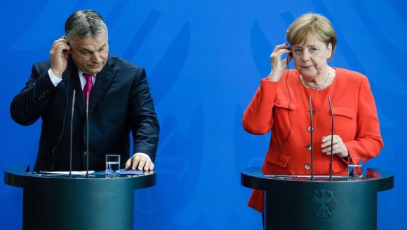 Angela Merkel con Victor Orban durante la conferenza stampa dopo il loro incontro