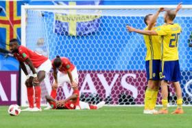 Lo sconforto dei giocatori svizzeri sconfitti dalla Svezia a San Pietroburgo