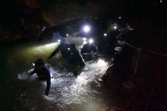 I soccorritori all interno della grotta dove sono bloccate 13 persone