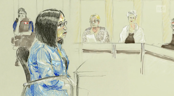 Illustrazione a matite colorate. Donna dai tratti orientali seduta in un aula di tribunale; assessori giurati sul fondo