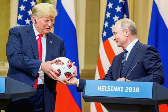 Putin consegna il pallone dei mondiali in Russia a Trump