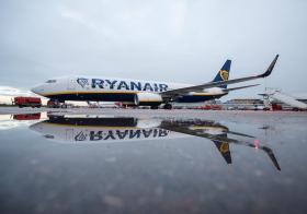 Velivolo della Ryanair parcheggiato su una pista d aeroporto completamente bagnata