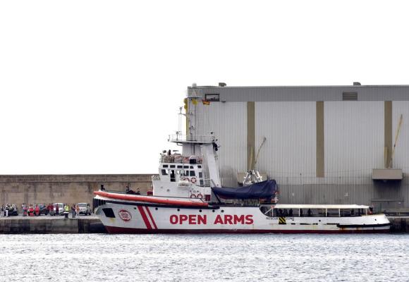 La barca dell Ong Open Arms attraccata al porto di Palma di Mallorca