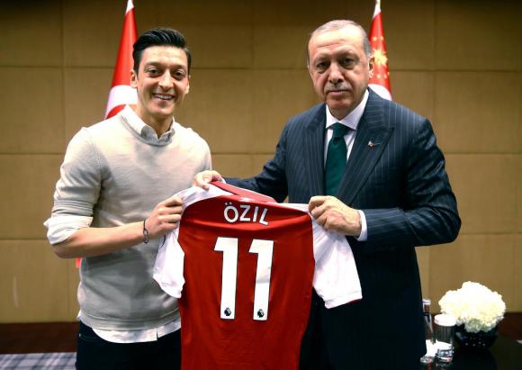 Ozil regala la sua maglia dell Arsenal al presidente turco Erdogan