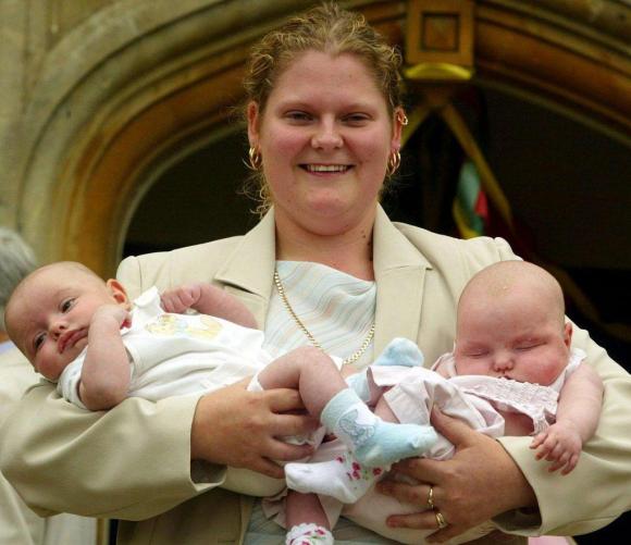 Louise Brown con in braccio due neonati al suo 25esimo compleanno