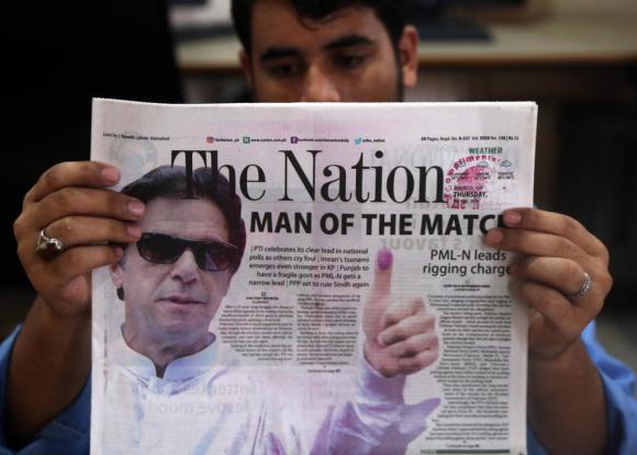 La prima pagina del giornale The Nation con la foto a tutta pagina dell ex star del cricket Imran Khan