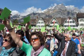 Votazione per alzata di mano in piazza a Glarona.