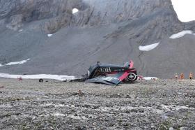 la carcassa dell aereo schiantatosi il 4 agosto 2018 sulle pendici del Piz Segnas.