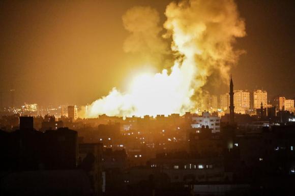 Fuoco e fumo lungo la striscia di Gaza dopo la risposta israeliana all attacco di Hamas.