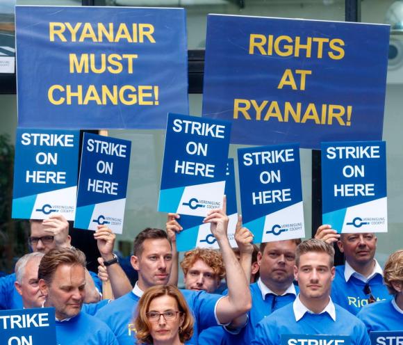 Personale di Ryanair alla manifestazione vestiti tutti con la stessa maglia con scritto Rights at Ryanair