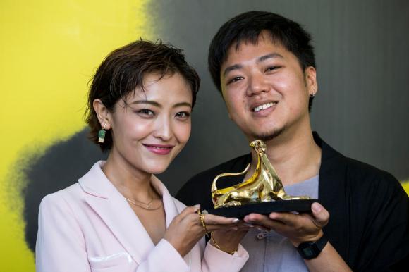 L attrice principale del film e il regista della pellicola vincitrice del Festival di Locarno 2018 con in mano il pardo d oro