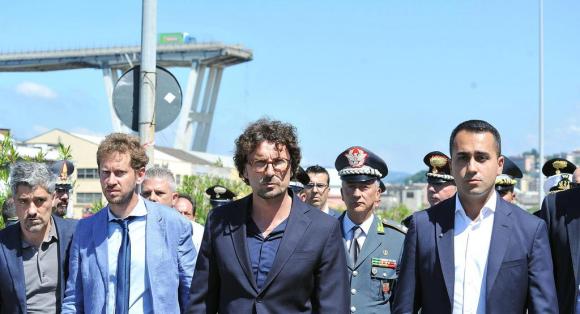 il ministro dei trasporti italiano toninelli e il vice premier di maio con sullo sfondo i resti del ponte crollato