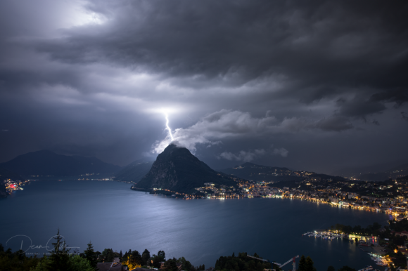 Lugano dall alto: un fulmine colpisce la vetta del San Salvatore